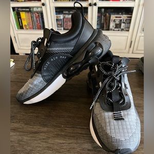 Side 10 men’s Airmax worn a time or 2. Still like new!